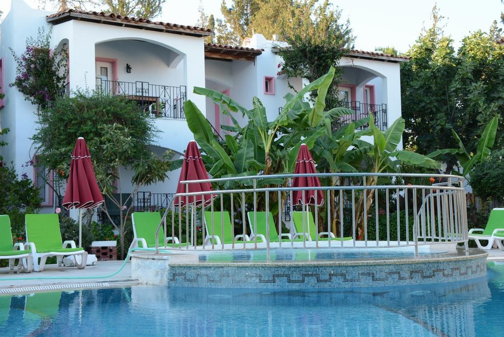 Villa Nergis Битез Екстериор снимка
